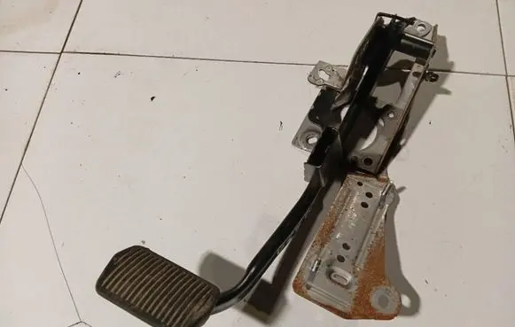 Ford Focus Brake pedal BV612467HB