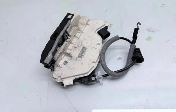 Volkswagen Tiguan Front door lock 5N1837016C