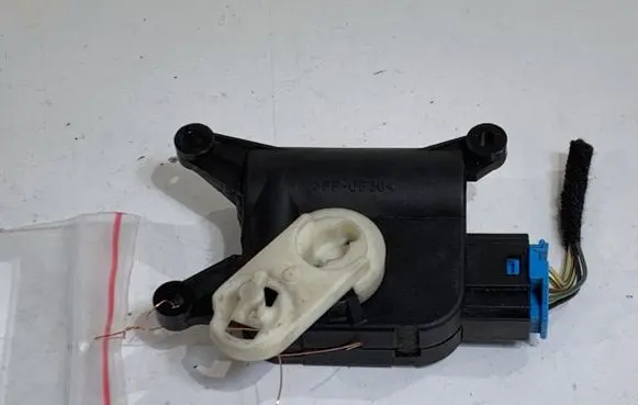 Volkswagen PASSAT B6 Air flap motor/actuator 3C0907511B