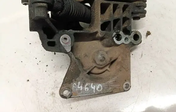 Engine mounting bracket