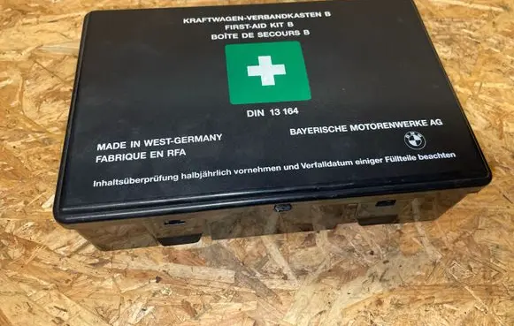 BMW 8 E31 First aid kit 