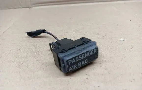 Passenger airbag on/off switch