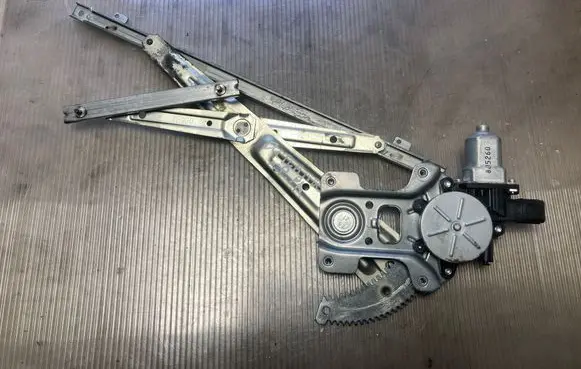 Mitsubishi Outlander Front door window regulator with motor