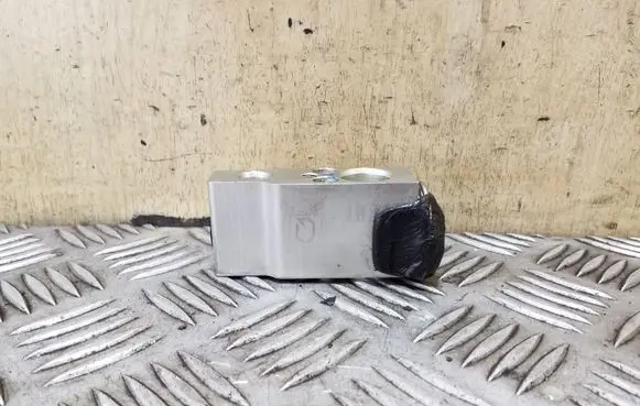 Subaru Legacy Air conditioning (A/C) expansion valve 
