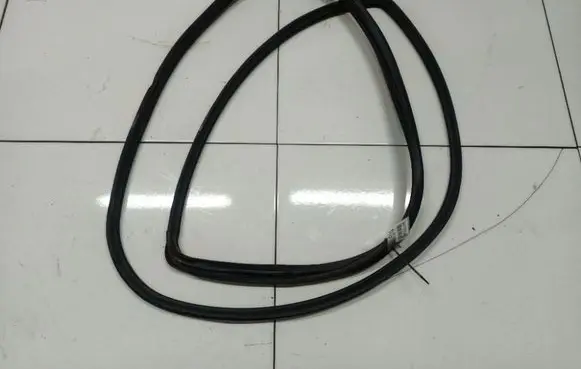 Toyota Avensis Verso Rubber seal rear door 