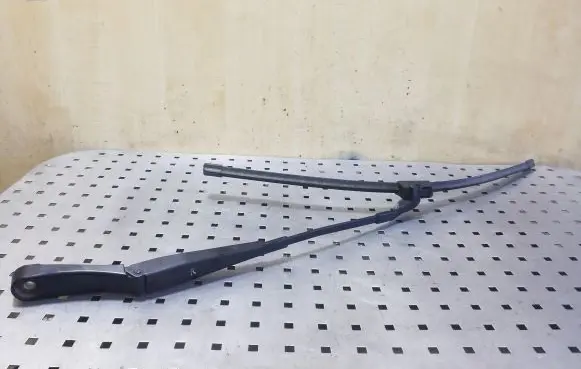 Volkswagen Touareg II Front wiper blade arm 7P0955410C