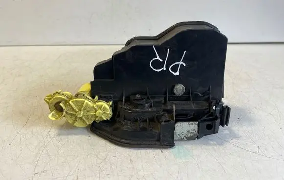 BMW X3 F25 Front door lock 7318422