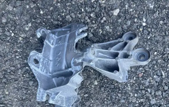 Renault Zoe Engine mount bracket 112221884R
