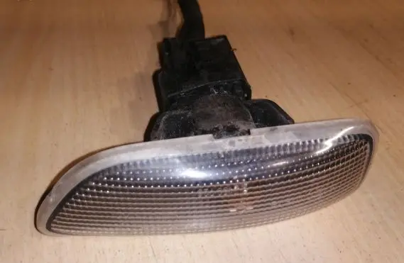 Volvo V70 Front fender indicator light