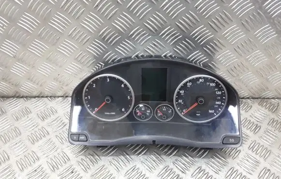 Volkswagen Tiguan Speedometer (instrument cluster) 5N0920970D