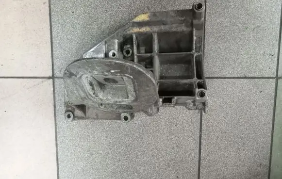 Land Rover Range Rover L322 Engine mount bracket 64557503226