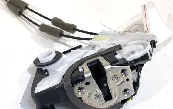 Toyota Yaris Front door lock M7311460M6