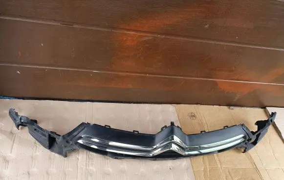 Citroen C4 II Front bumper upper radiator grill 02343616 9687946280