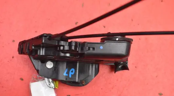 Toyota Prius (NHW20) Front door lock
