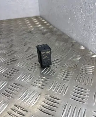 Audi A4 S4 B8 8K Glow plug pre-heat relay 038907281B 0522120503