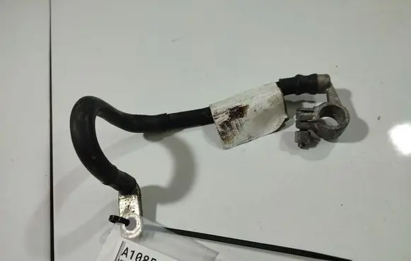 Volkswagen Golf V Positive cable (battery) 