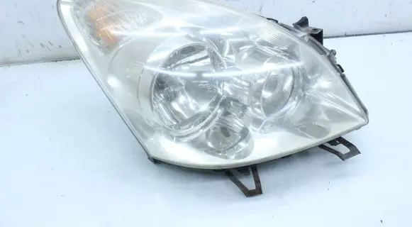 Toyota Corolla Verso AR10 Headlight/headlamp P7105R