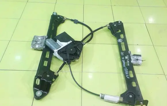 Volkswagen PASSAT CC Front door window regulator with motor 1K0959792P