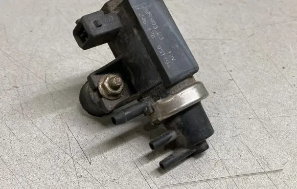 BMW 5 E39 Turbo solenoid valve 72190323 2246175