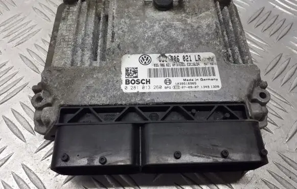 Volkswagen PASSAT B6 Engine control unit/module 0281013260