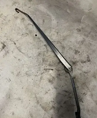 Nissan X-Trail T30 Front wiper blade arm