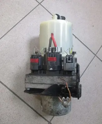 Mazda 3 I Power steering pump GJ6F