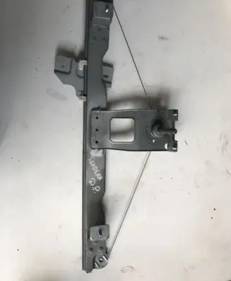 Dacia Sandero Front door manual window regulator 8200733825