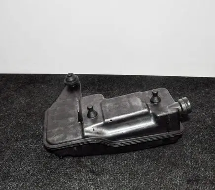 Volkswagen Jetta VI Other engine bay part 04E131111A