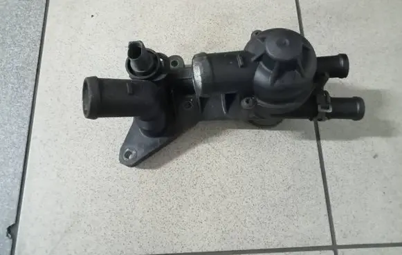 Skoda Fabia Mk1 (6Y) Thermostat/thermostat housing 03C121111B