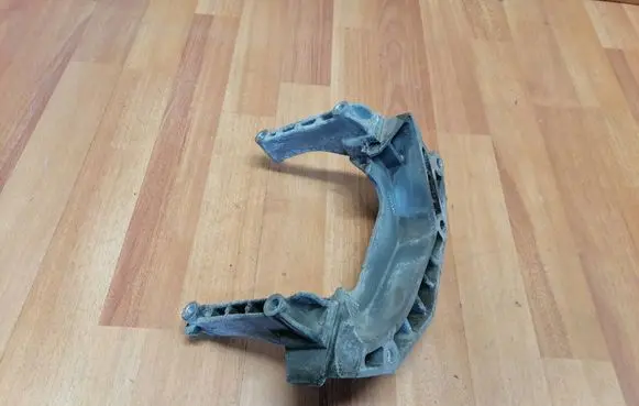 Engine mounting bracket