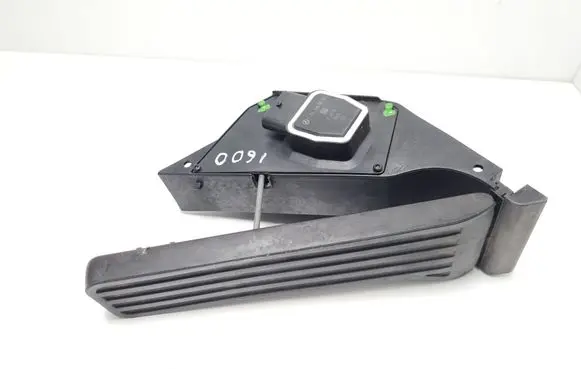 Mercedes-Benz E W212 Accelerator throttle pedal A2043000004