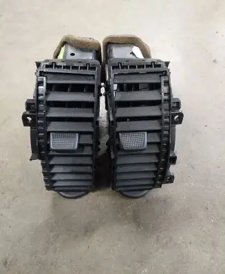 Nissan Note (E11) Dash center air vent grill 687509U00 687519U00