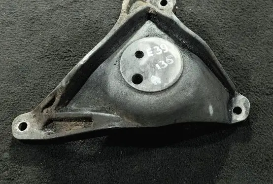 BMW 5 E39 Engine mounting bracket