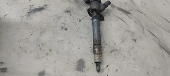 Volvo V70 Fuel injector 30777526