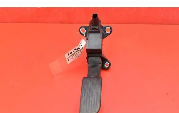 Accelerator throttle pedal