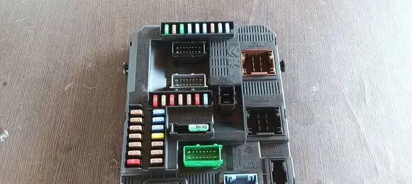 Citroen C4 II Picasso Fuse module 9804067480 20140418 E1095295