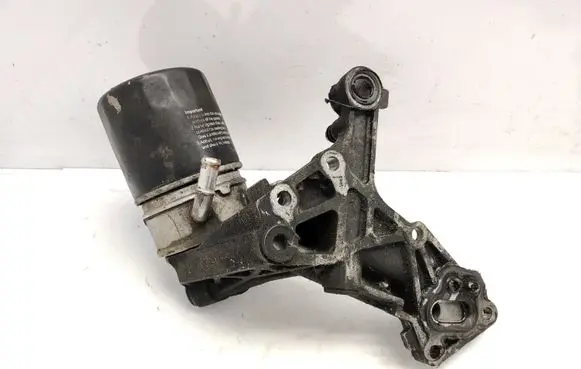 Toyota Avensis T220 Oil filter mounting bracket
