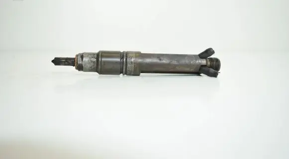 Audi A6 S6 C4 4A Fuel injector 046130201B