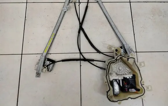 Seat Altea XL Front door window regulator with motor 