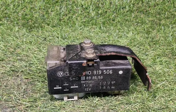 Volkswagen Golf III Coolant fan relay 1H0919506A 898658