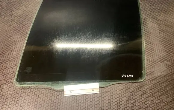 Volvo XC90 Rear door window glass 43R001583