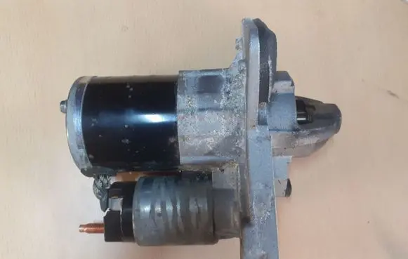 Dacia Sandero Starter motor 233000557R