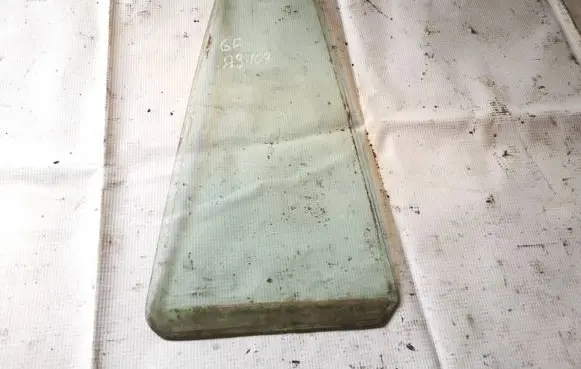 Rear vent window glass