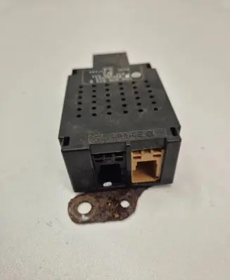 Volkswagen Golf V Aerial antenna amplifier 5M0035570B 7617310031