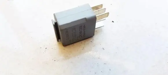 Opel Zafira A Other relay gm13100504 0332201100