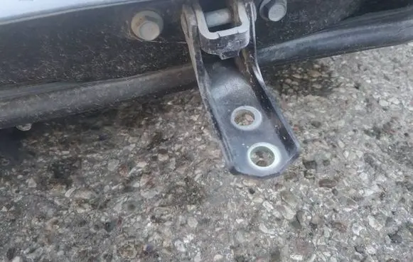 Peugeot 4007 Front door upper hinge
