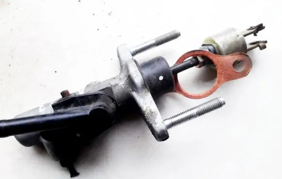 Toyota RAV 4 (XA20) Clutch master cylinder