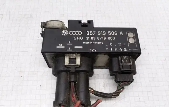 Volkswagen Golf III Coolant fan relay 357919506A 898719000