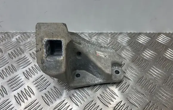 Engine mounting bracket