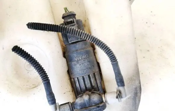 Volkswagen Golf V Windscreen/windshield washer pump 1t0955651a